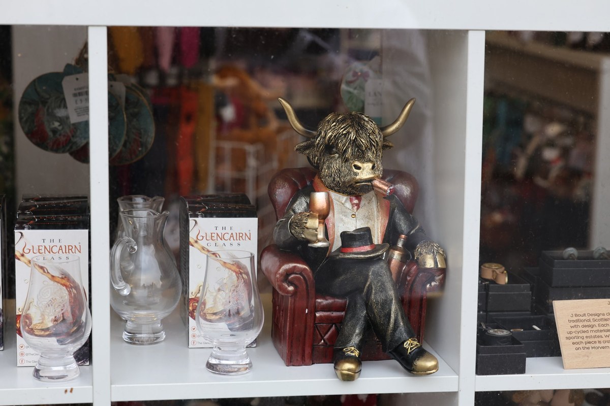 ▲苏格兰·奥古斯都堡 礼品店里穿格纹裙的高地牛玩偶