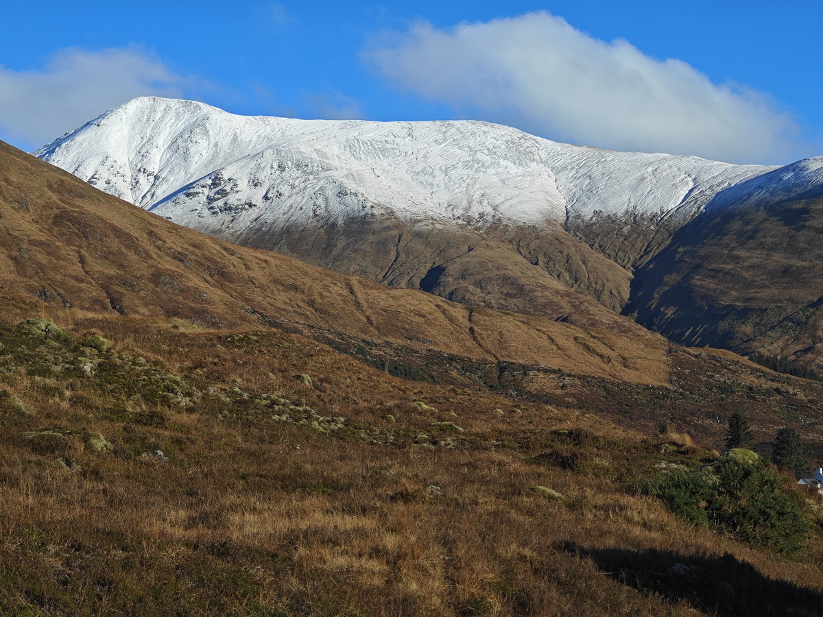 IMG_20251115_111354.jpg 雪山与荒原山坡