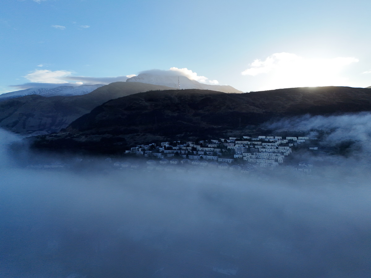 DJI_20251116091052_0027_D.JPG 航拍云雾漫过山谷与房屋