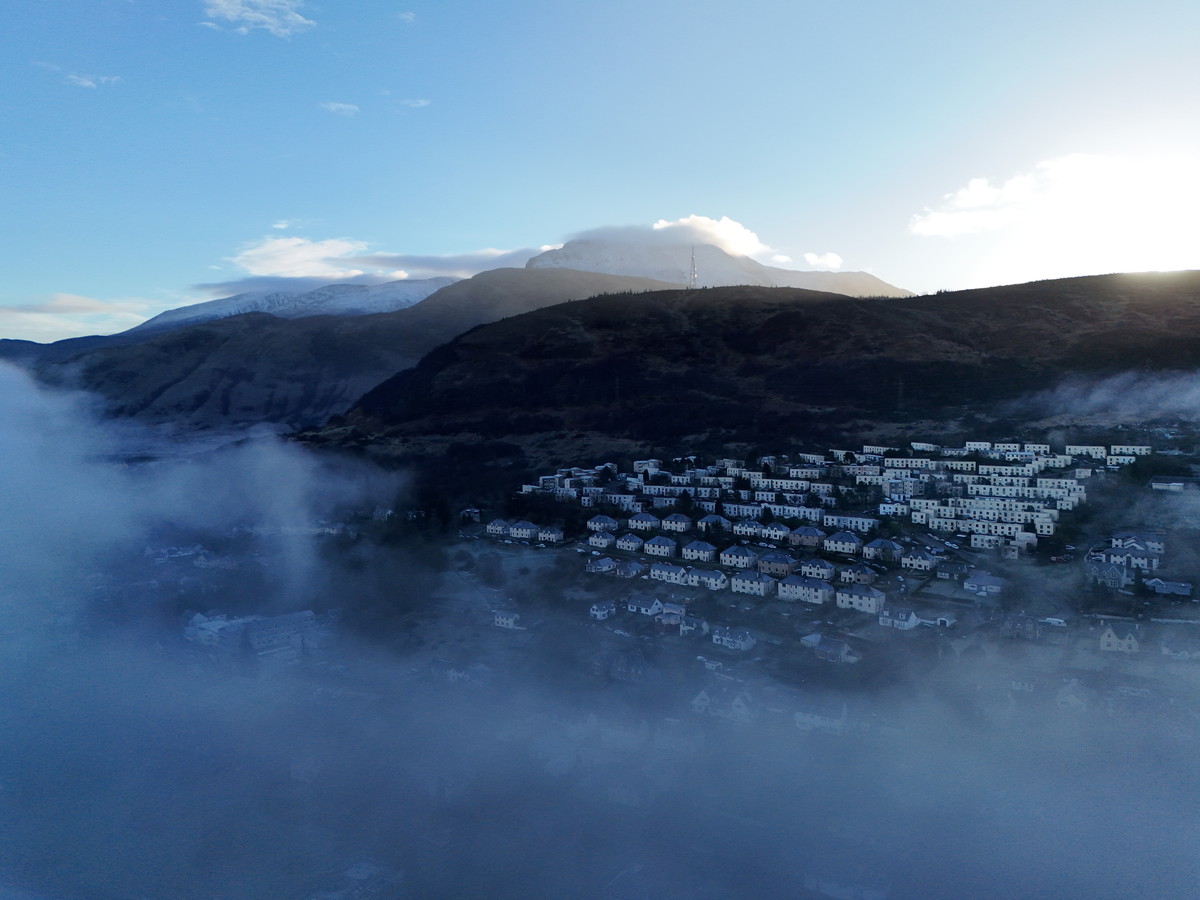 DJI_20251116091108_0031_D.JPG 航拍雾中山坡与小镇