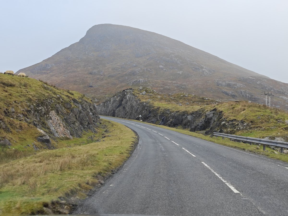▲英国·哈里斯岛(Harris) · A859 公路一头扎进北哈里斯的山里